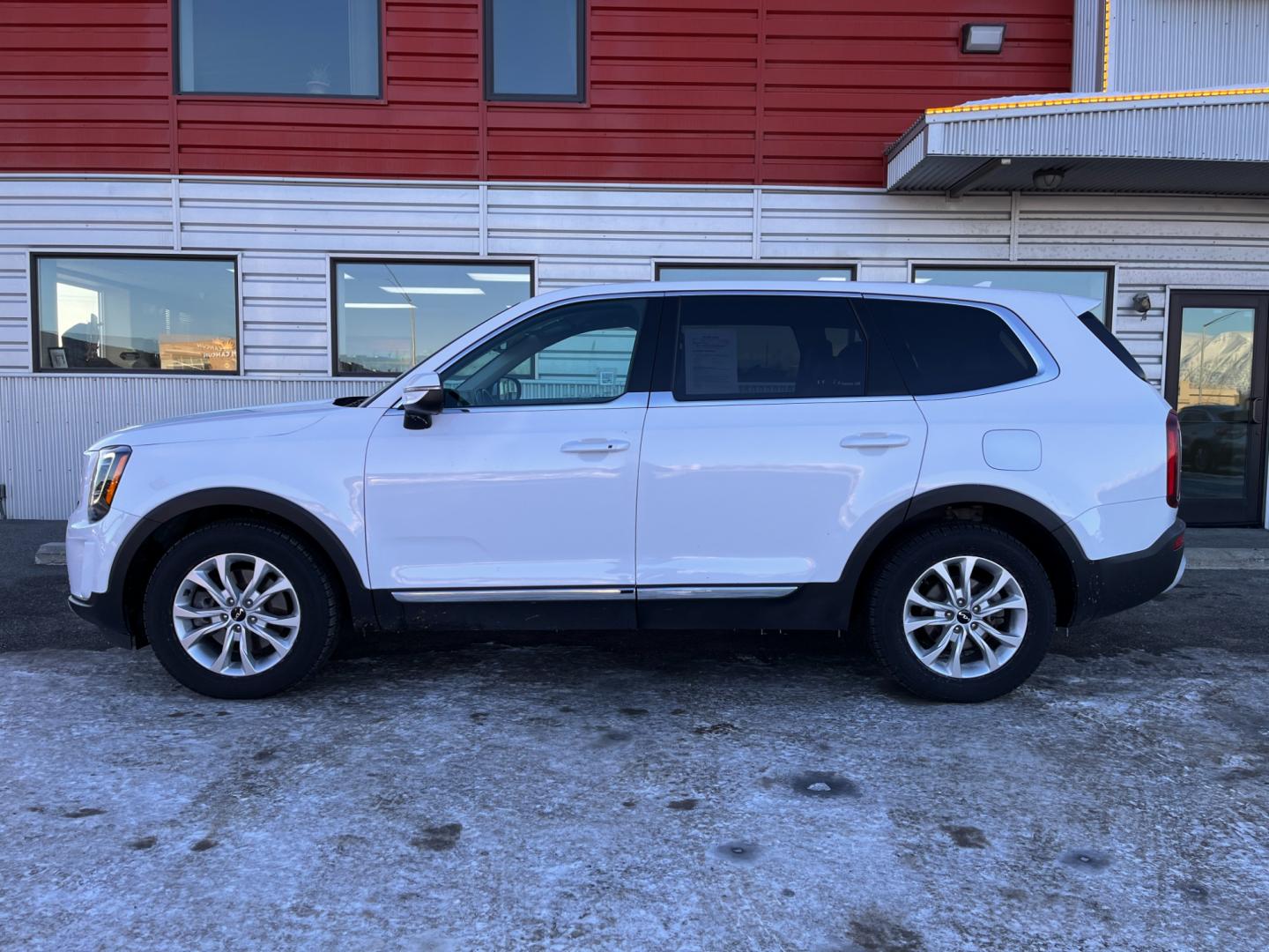 2022 White /black leather Kia Telluride LX AWD (5XYP2DHC7NG) with an 3.8L V6 DOHC 24V engine, 8A transmission, located at 1960 Industrial Drive, Wasilla, 99654, (907) 274-2277, 61.573475, -149.400146 - Photo#2